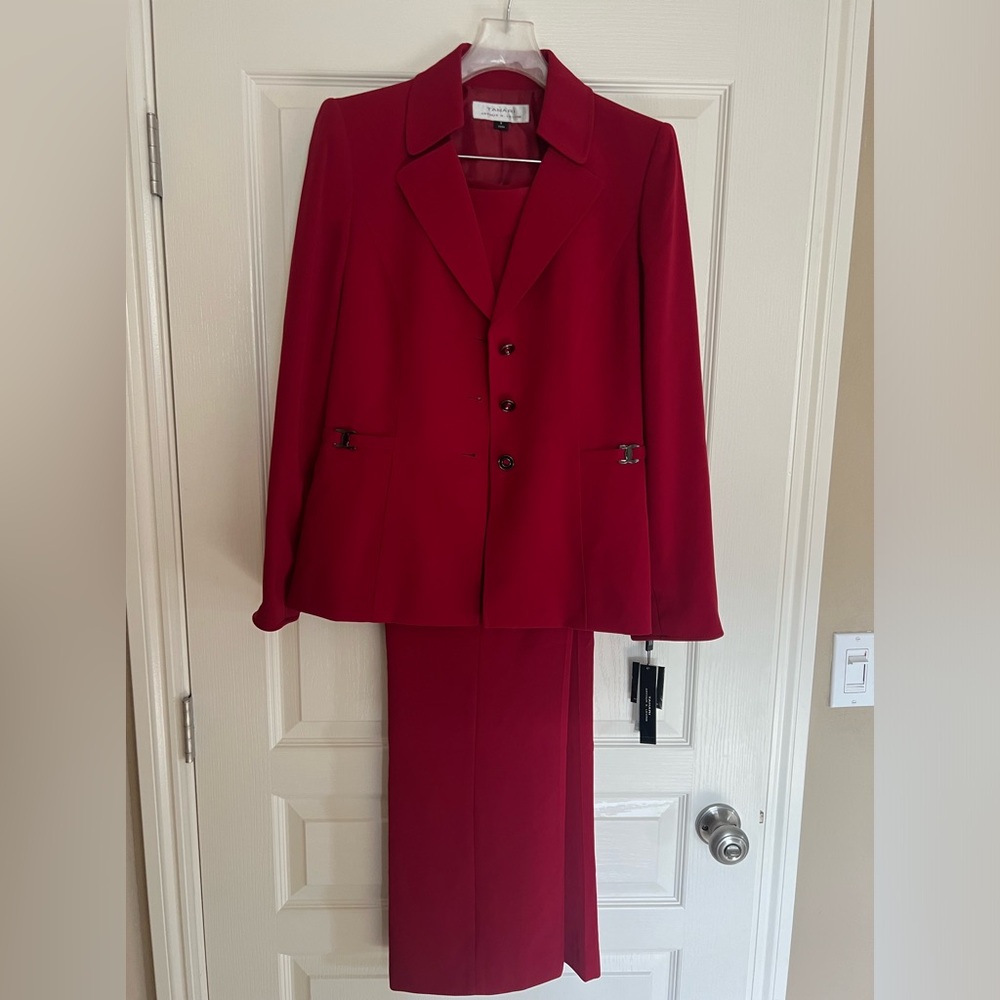 New Tahari- Arthur S. Levine - Pant Suit - Size 8